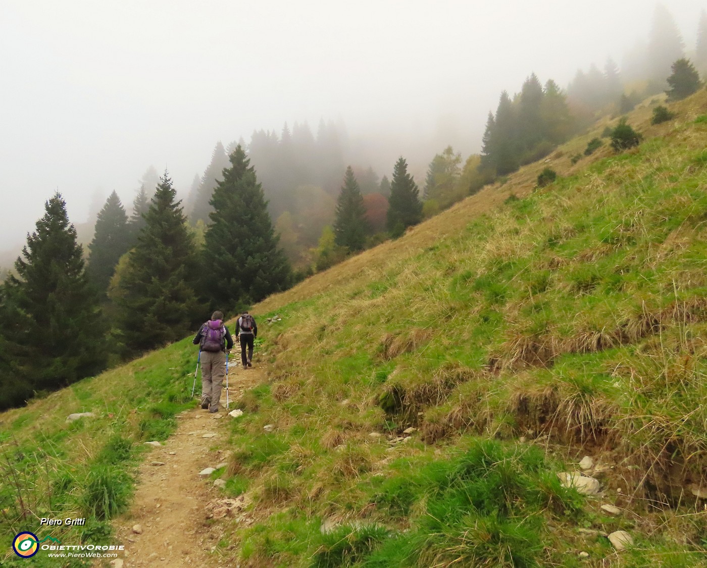 12 Saliamo immersi nella nebbia di nuvole basse.JPG